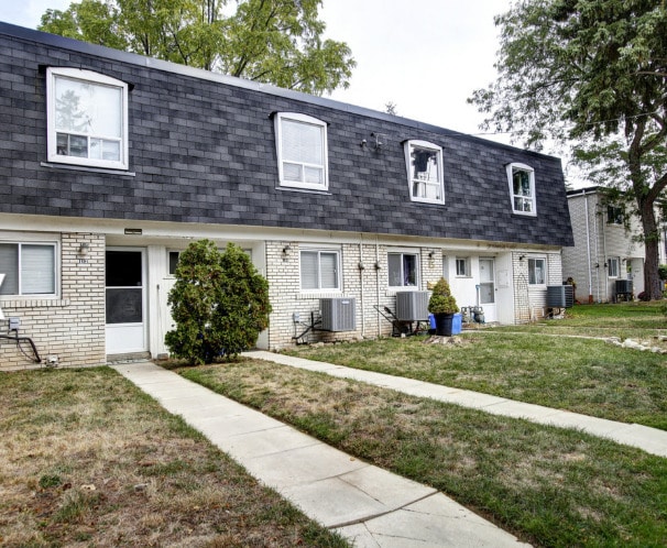 Building Photo - 200 & 206 Lakeshore Rd. W