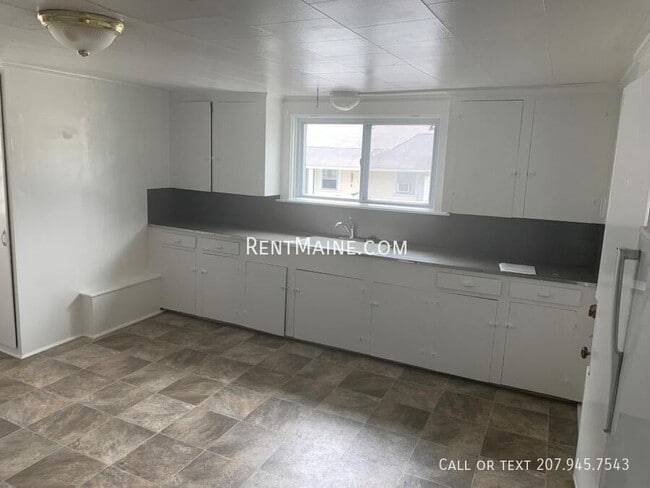 Building Photo - 198 Center St Unit 4