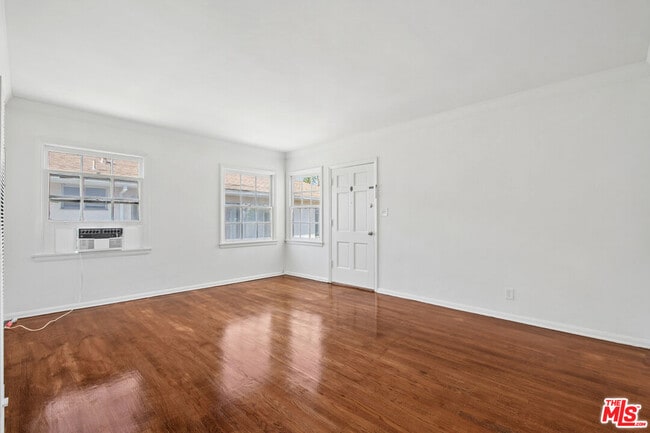 Photo - 1047 S Holt Ave Unidad 1/2