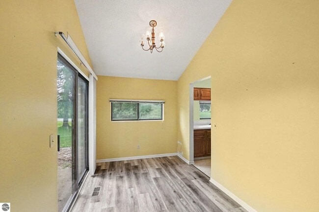 Photo - 983 Meadowbrook Dr