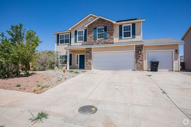 Building Photo - 4 Bedroom 3 bath Beautiful Home