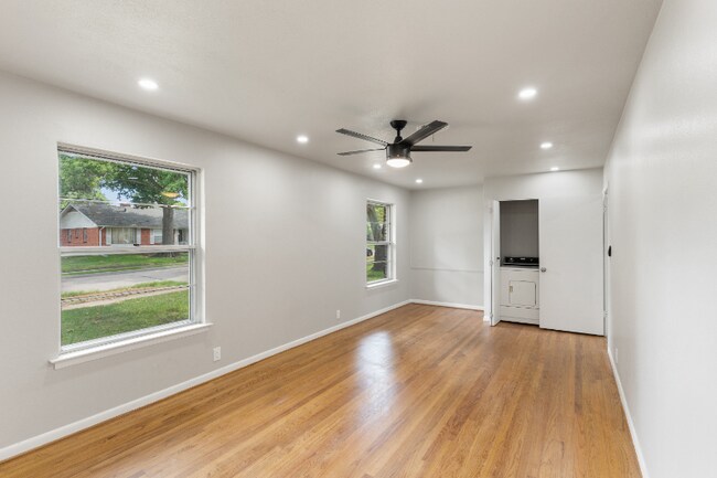 Photo - 1202 Spruce Dr