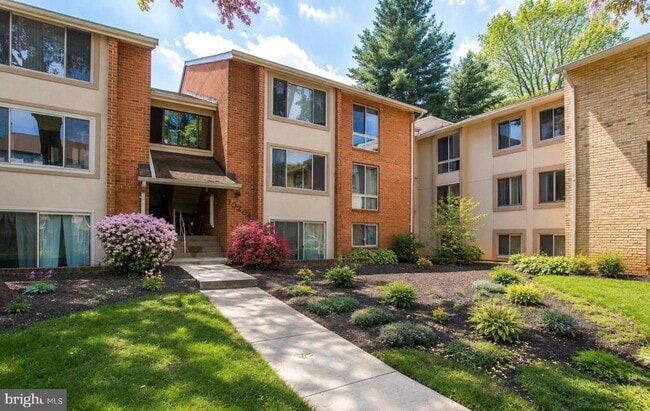 Building Photo - 10204 Bushman Dr Unit 324
