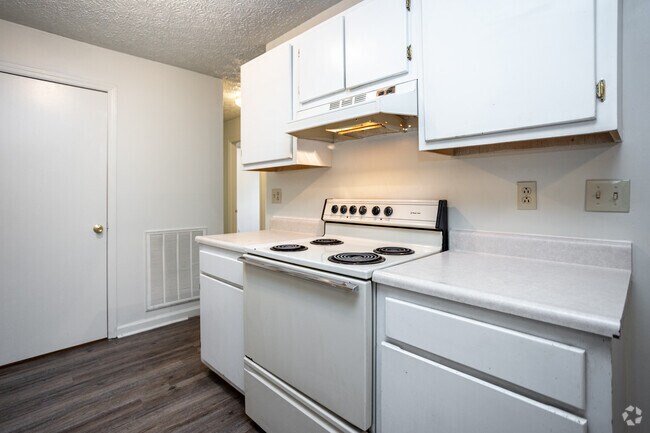 2 BR, 1 BA - 820SF