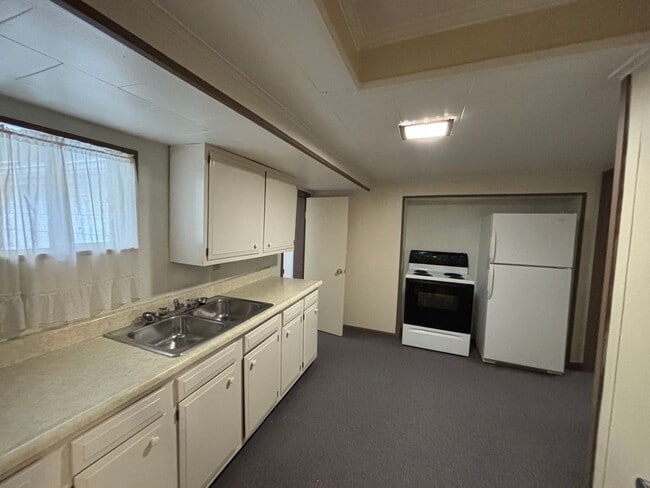 Building Photo - 250 Park Ave Unit 2