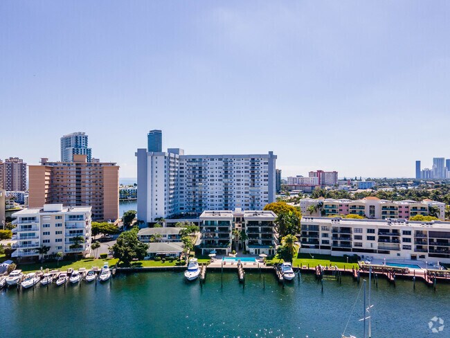 Photo - Twin Towers of Hollywood