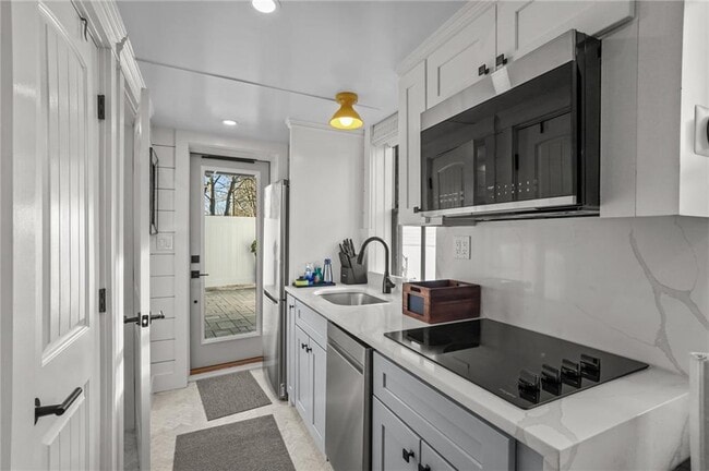 Photo - 6 1/2 Cross St