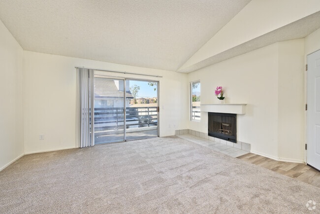 2BR, 2BA - 942SF - Living Room