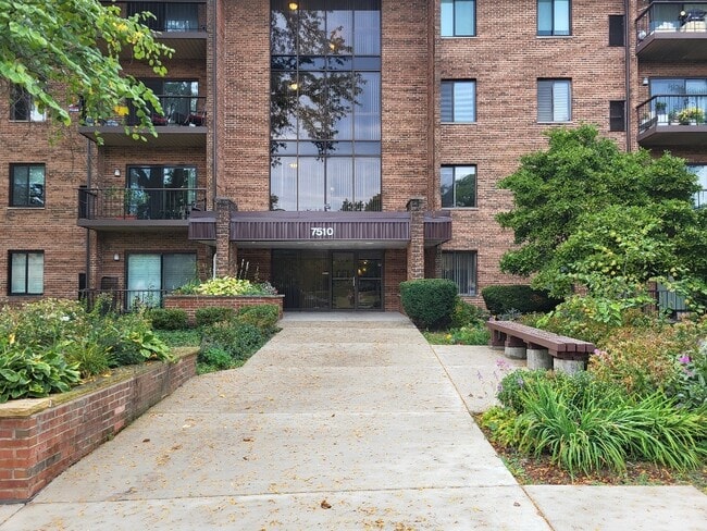 Building Photo - 7510 Farmingdale Dr Unit 104