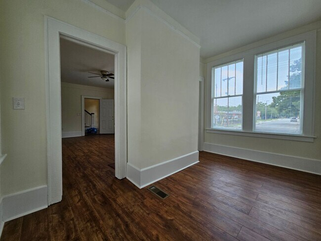 Photo - 515 E 49th St