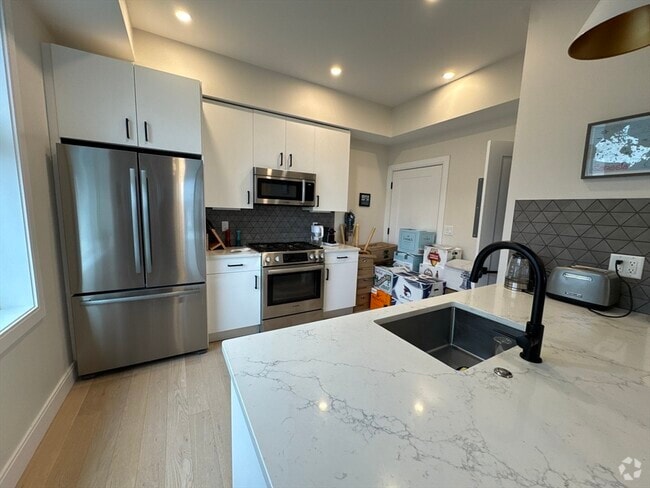 Building Photo - 71 Border St Unit 401 Rental