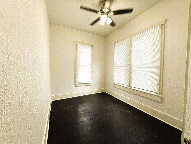 1912 N Wellington Pl Unit 1912 N Wellington Place