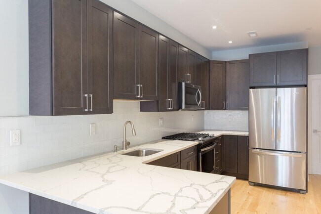 Kitchen with upgraded new appliances - 2436 W Thompson St Unit B