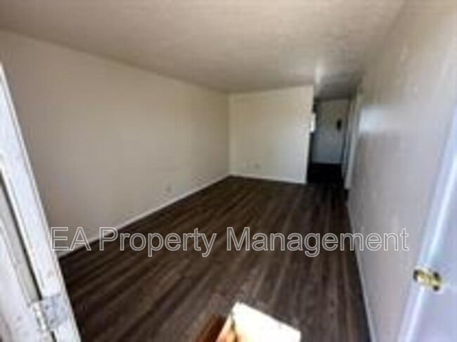 Photo - 308 Virginia St NE
