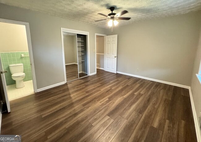 Photo - 452 Windsor Dr SW