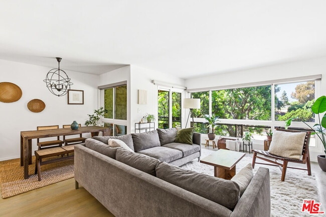 Building Photo - 5625 Green Valley Cir Unit 208