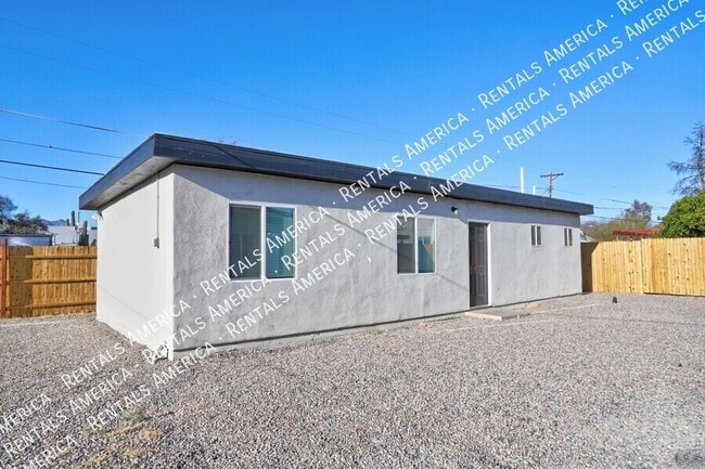 Building Photo - 4733 E 18th St