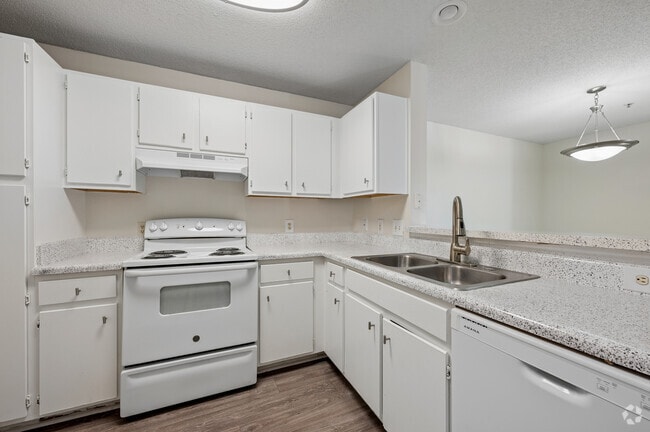 2BR, 2BA - 1,130SF - Kitchen - Cambridge Downs