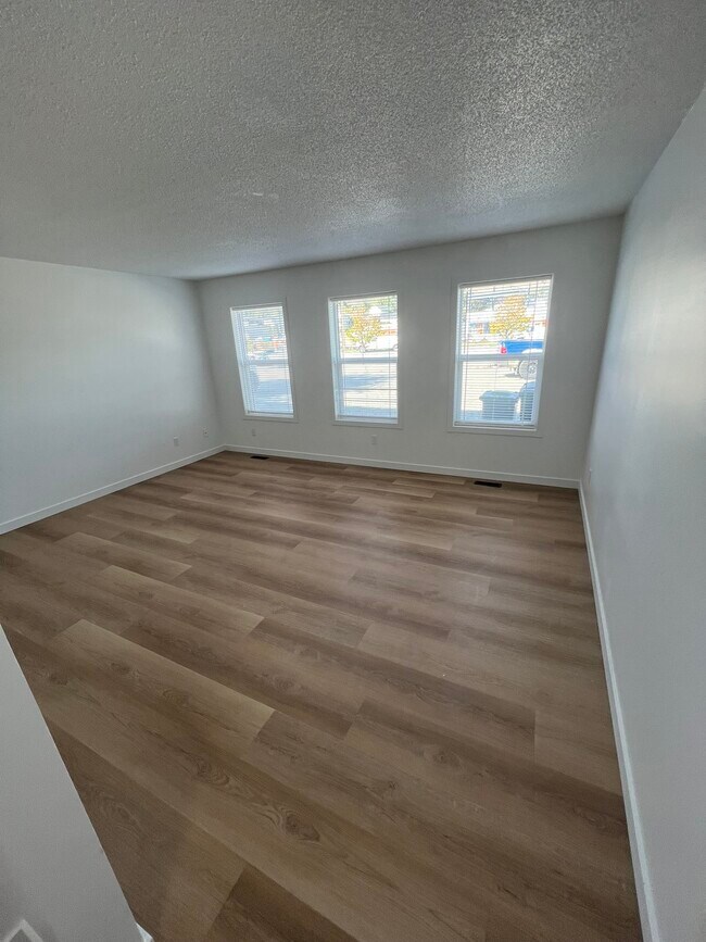 Photo - 4712-4725 25 Ave