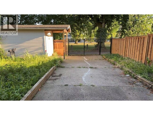 Ground level-21xx FRASER AVENUE