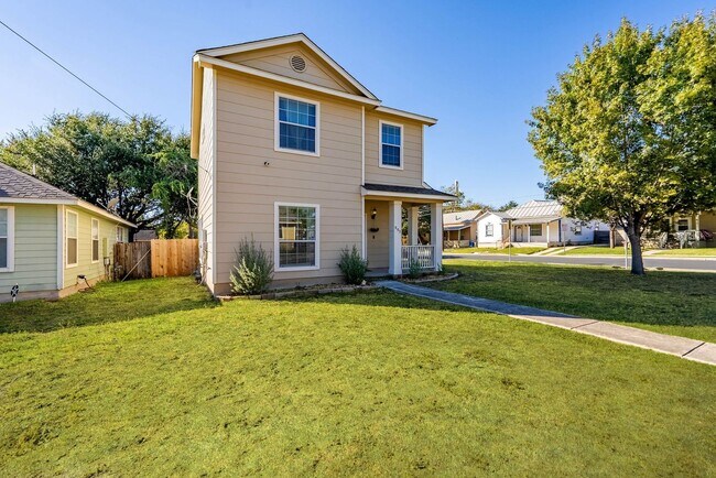 Photo - Downtown Home within Minutes from the Riverwalk & Alamodome ~ Large Corner Lot!