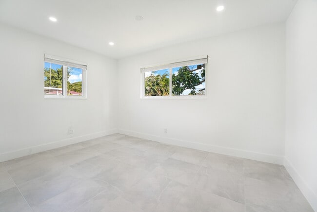 Photo - 857 W 34th St