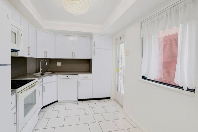 Photo - 1739 Embassy Dr