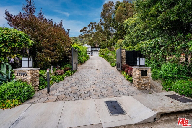 Photo - 17965 Surfview Ln