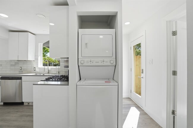 Building Photo - 4929 Creekmont Dr