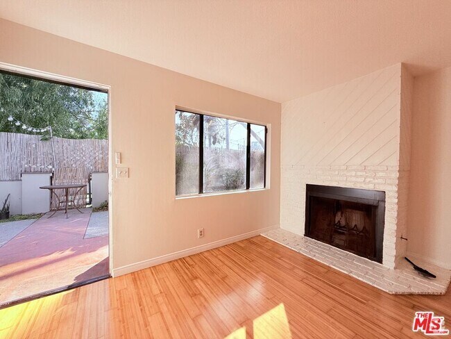Building Photo - 1531 Cabrillo Ave Unit 3 Rental