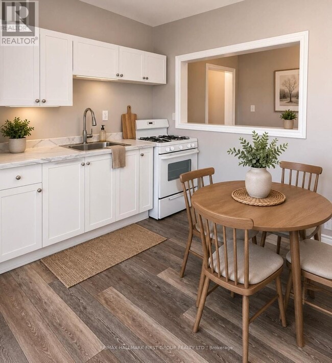 Photo - 730 Simcoe St S Unit 5