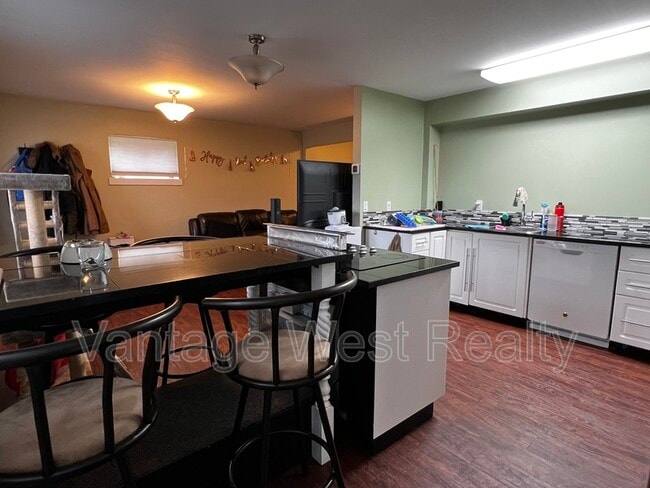 Photo - 1560 Glenmore Rd N