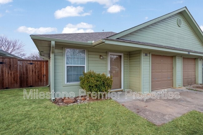 Building Photo - 1021 Rice St