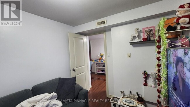 Photo - 11 Oxford St W