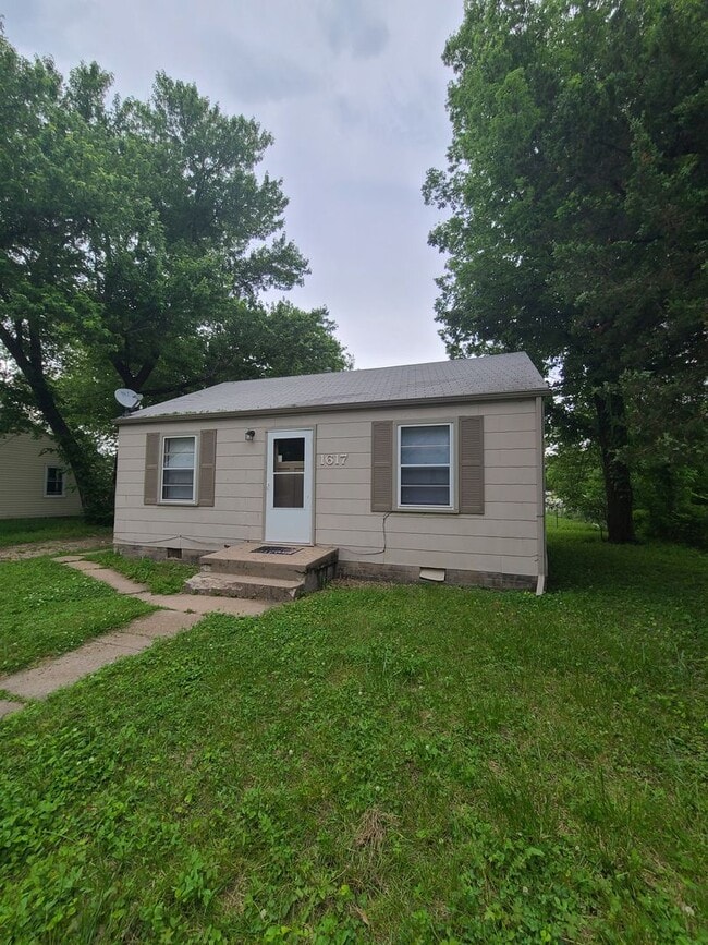 2 Bedroom Single Family Home Pet Friendly - 2 Bedroom Single Family Home Pet Friendly
