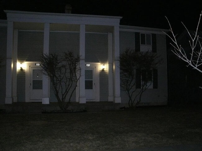 Frente - 1323 W Lake Lansing Rd