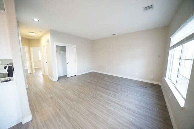 Photo - 590 S Mount Charleston Dr E Unidad 590 Mount Charleston Dr #B