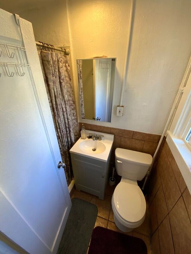 Tacoma home 3bdr 2 bath 1 car garage **** this home is still occupied please do not disrupt the r...