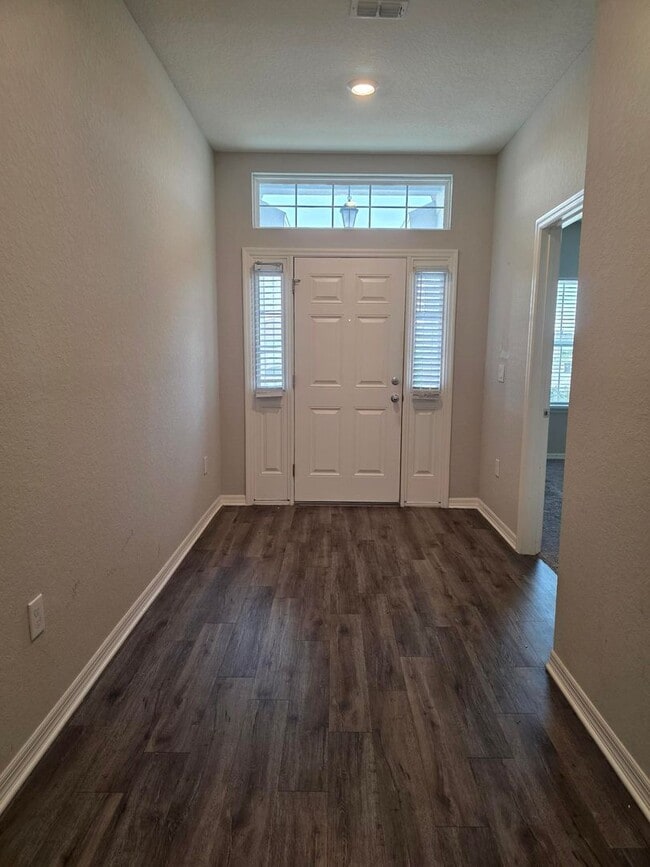 Photo - 4-Bedroom, 2.5-Bathroom in Lakeland