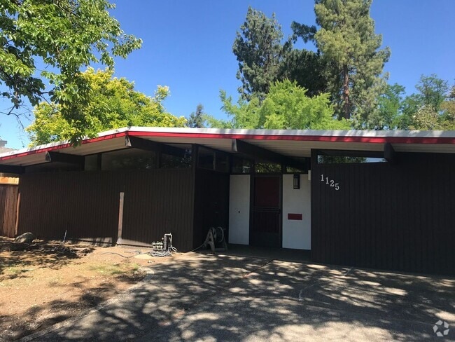 Building Photo - Sprawling 7 bedroom home available for sum...
