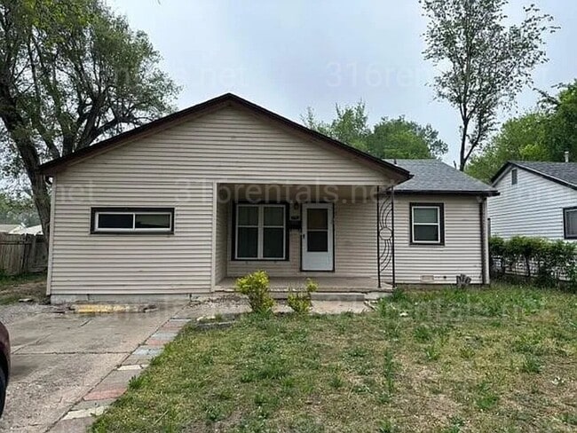 Building Photo - $1,125 - 4 bedroom / 1 bathroom - Single F... Rental