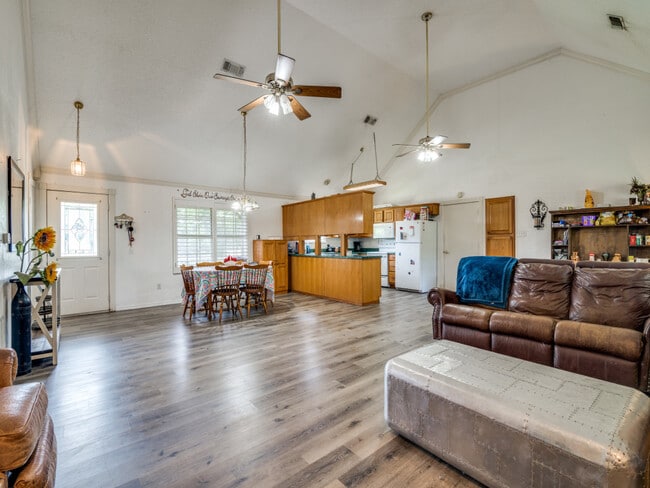 Photo - 810 Laurence Dr