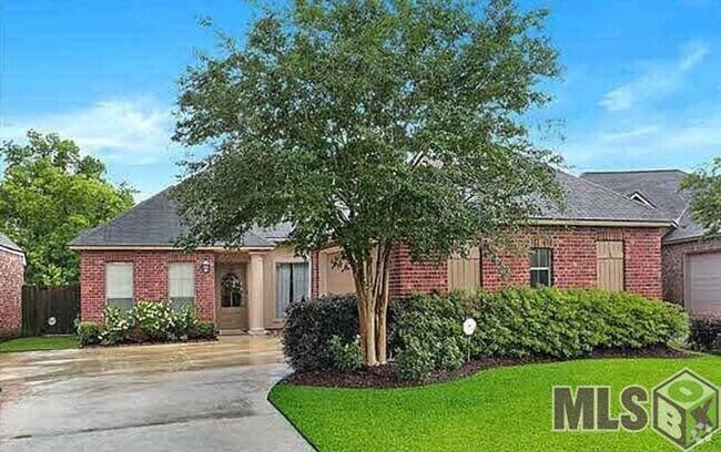 Building Photo - 3 Bedroom House with Community Pool