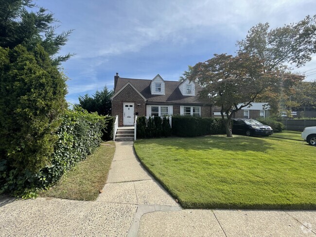 Building Photo - 2 Tudor Gate Rental