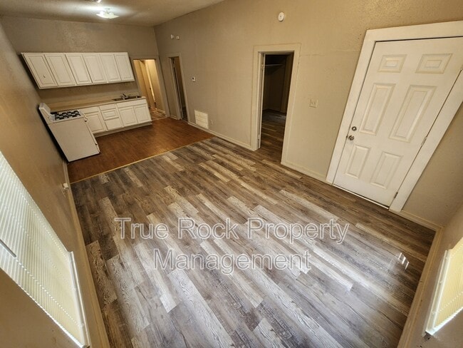 Photo - 300 W 14th St