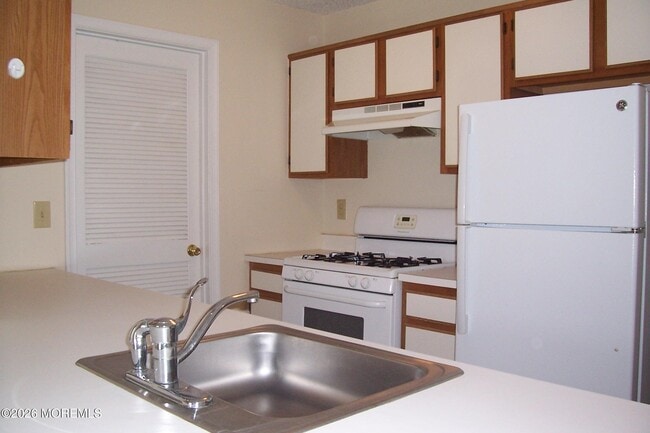 Photo - 107 Des Moines Ct