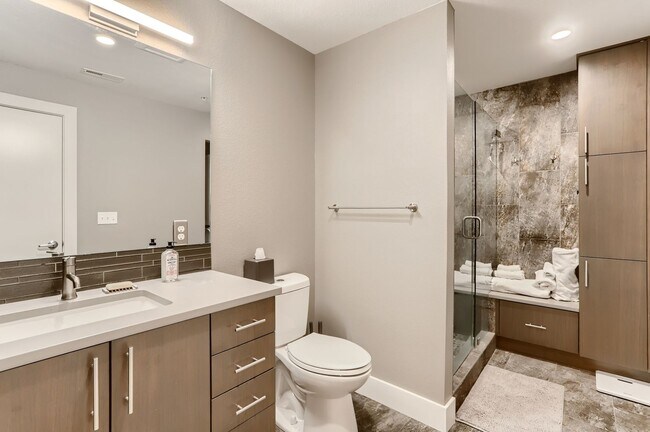 Photo - Modern 1 BDR Condo in Holiday Neighborhood