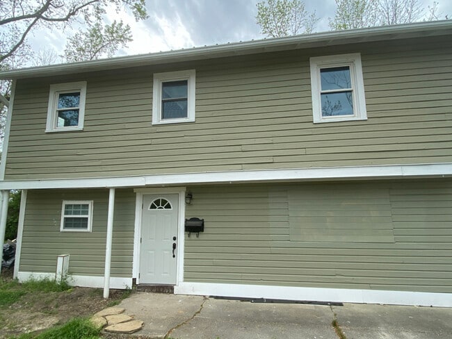 Building Photo - 207 W Calhoun St Rental