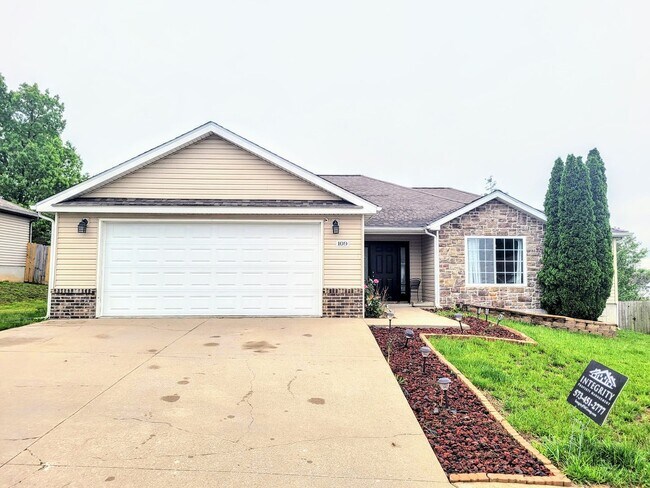 1 story home with a fence - 1 story home with a fence