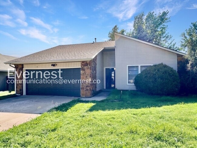 Building Photo - 3 Bed, 2 Bath Home with Garage / Pet-Friendly / Available Now!